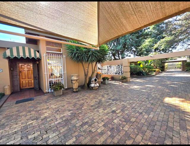 8 BEDROOM HOUSE FOR SALE IN LIBRADENE